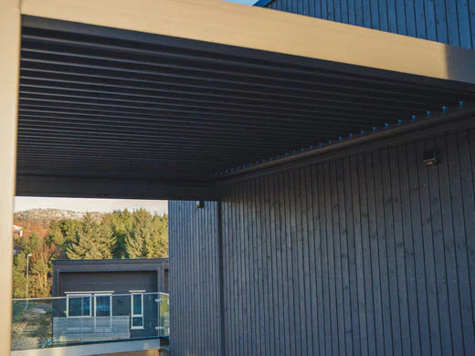 Fastgørelse af terrassetaget til husets væg: Sådan fungerer det!